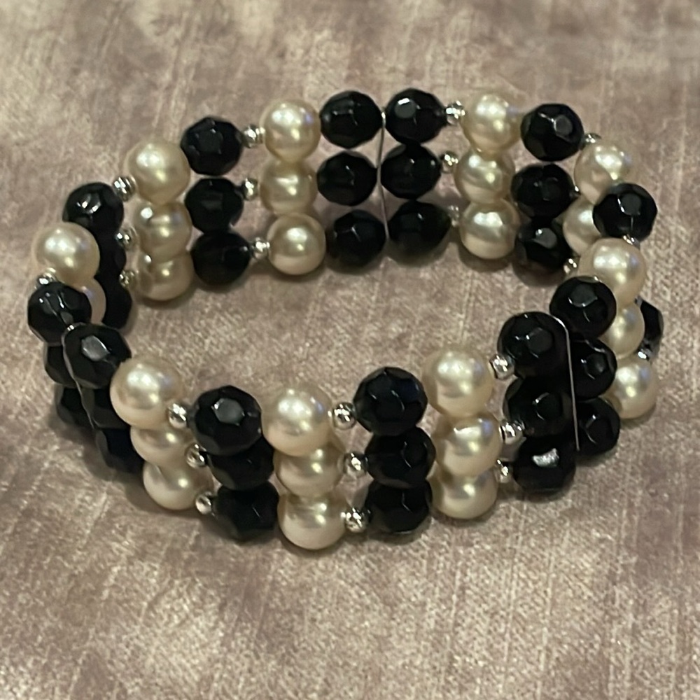 Pearl and black Beaded Stretch Bracelet 6-8” - Picture 1 of 6